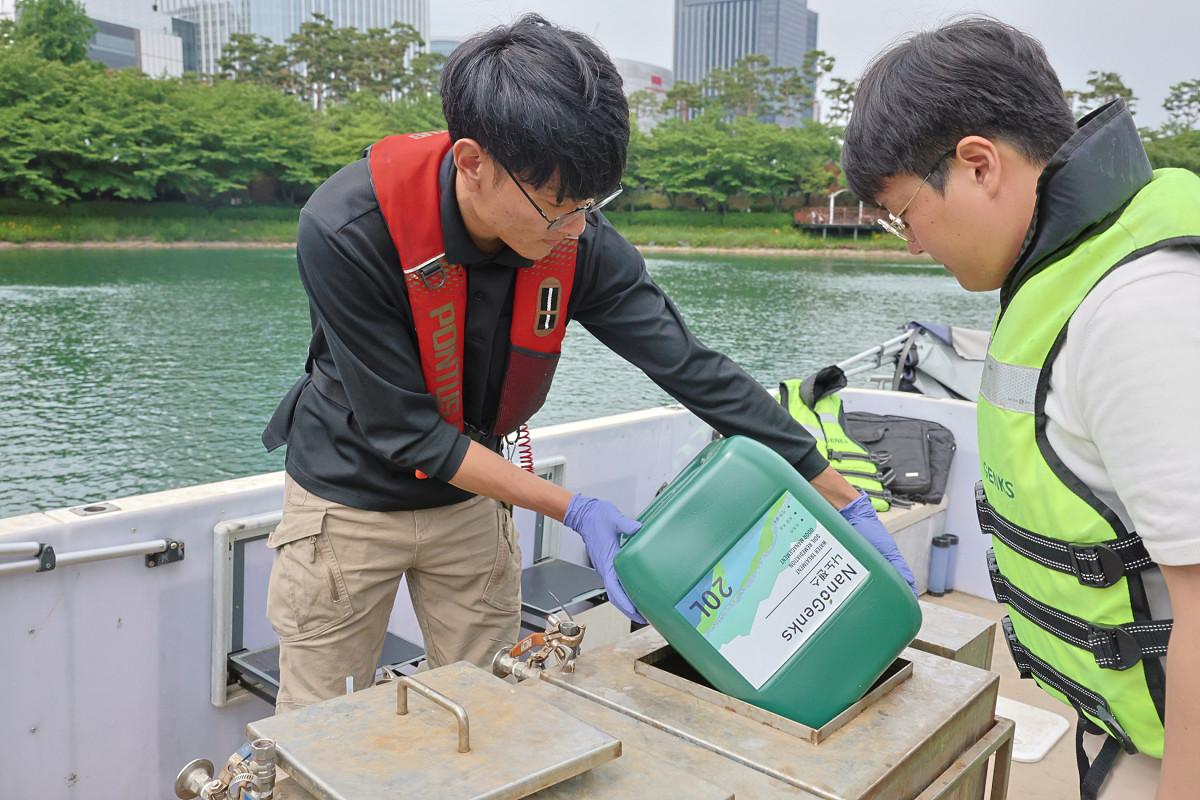 ▲석촌호수에서 수질 정화작업을 진행하고 있다. (사진제공=롯데물산)