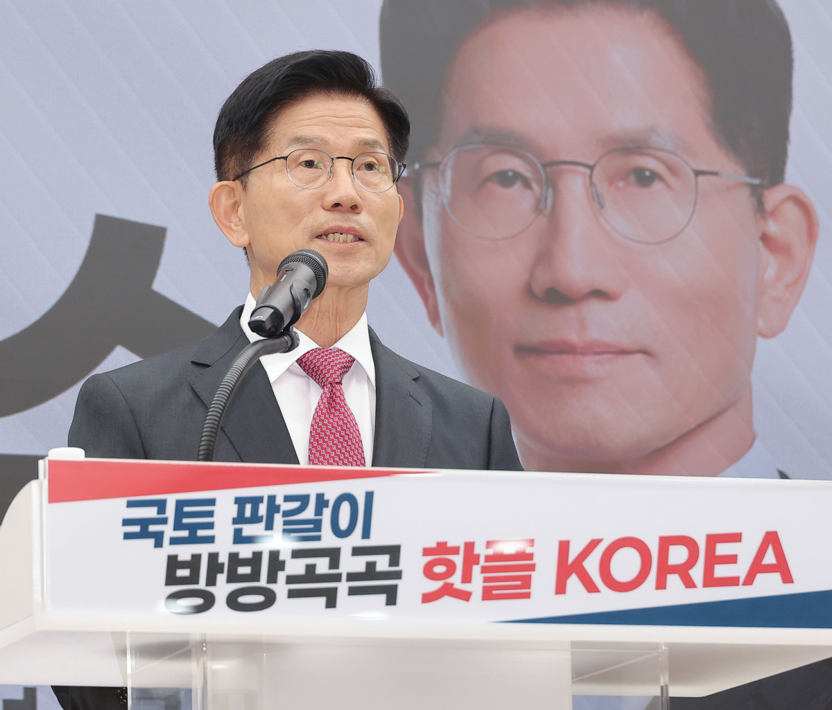 ▲[서울=뉴시스] 고승민 기자 = 김문수 국민의힘 대선 후보가 27일 서울 여의도 국민의힘 중앙당사에서 국토 발전 관련 공약발표 기자회견을 하고 있다. (공동취재) 2025.05.27. photo@newis.com (사진제공=뉴시스)