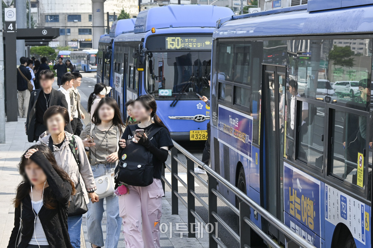 ▲서울 시내버스 노동조합의 파업 예고일 하루 전인 27일 서울 용산구 서울역버스환승센터 정류장에서 시민들이 버스에 탑승하기 위해 이동하고 있다. 이날 서울 시내버스 노사는 막판 자율교섭을 진행한다. 협의가 불발되면 서울 시내버스 노조는 28일 첫차부터 파업에 돌입한다. 조현호 기자 hyunho@