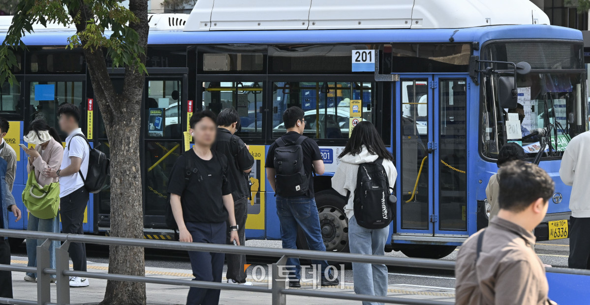 ▲서울 시내버스 노동조합의 파업 예고일 하루 전인 27일 서울 용산구 서울역버스환승센터 정류장에서 시민들이 버스에 탑승하기 위해 이동하고 있다. 이날 서울 시내버스 노사는 막판 자율교섭을 진행한다. 협의가 불발되면 서울 시내버스 노조는 28일 첫차부터 파업에 돌입한다. 조현호 기자 hyunho@