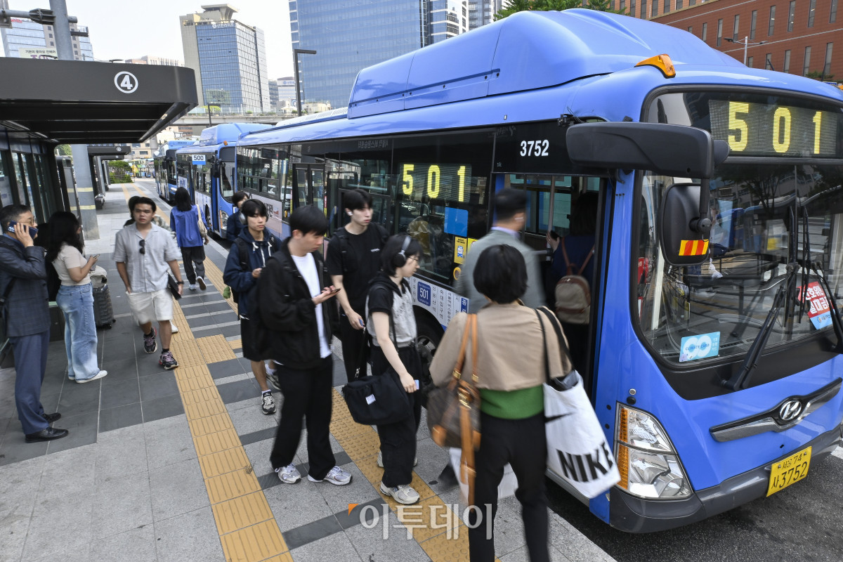 ▲서울 시내버스 노동조합의 파업 예고일 하루 전인 27일 서울 용산구 서울역버스환승센터 정류장에서 시민들이 버스에 탑승하기 위해 이동하고 있다. 이날 서울 시내버스 노사는 막판 자율교섭을 진행한다. 협의가 불발되면 서울 시내버스 노조는 28일 첫차부터 파업에 돌입한다. 조현호 기자 hyunho@