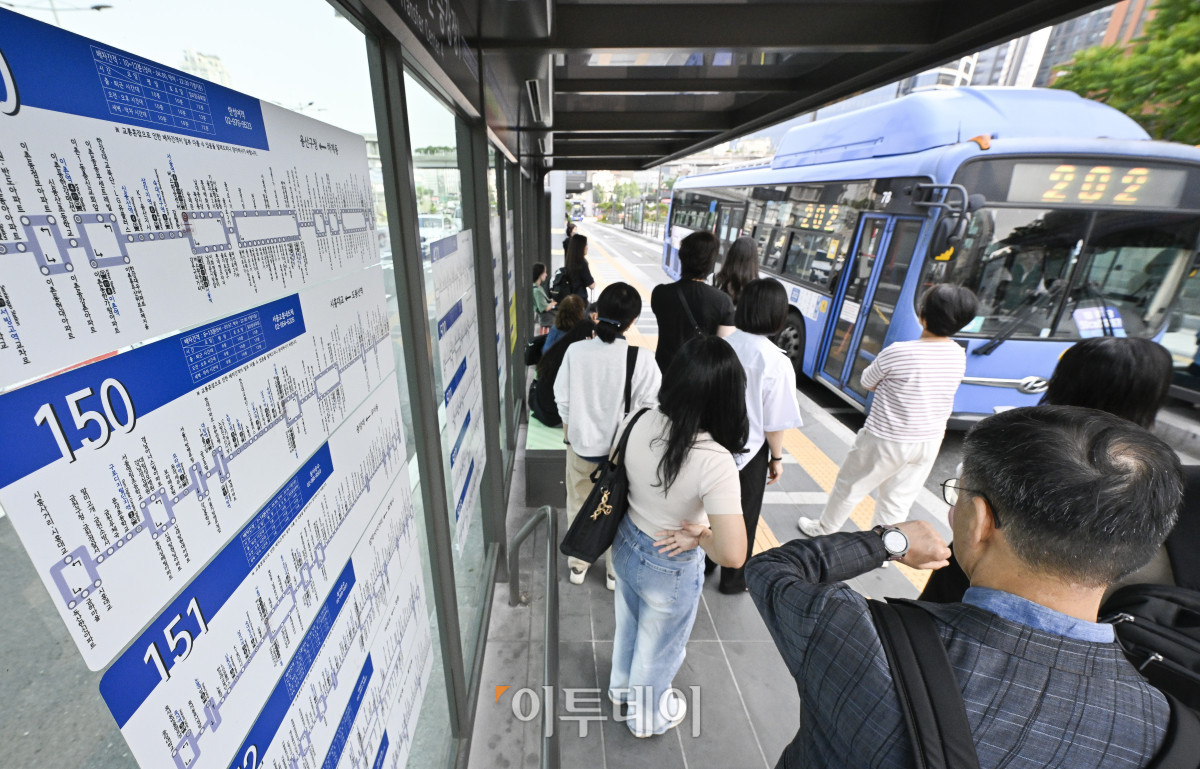 ▲서울 시내버스 노동조합의 파업 예고일 하루 전인 27일 서울 용산구 서울역버스환승센터 정류장에서 시민들이 버스를 기다리고 있다. 이날 서울 시내버스 노사는 막판 자율교섭을 진행한다. 협의가 불발되면 서울 시내버스 노조는 28일 첫차부터 파업에 돌입한다. 조현호 기자 hyunho@