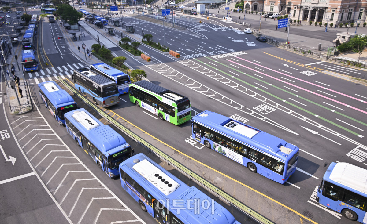 ▲서울 시내버스 노동조합의 파업 예고일 하루 전인 27일 서울 용산구 서울역버스환승센터 정류장에서 버스들이 이동하고 있다. 이날 서울 시내버스 노사는 막판 자율교섭을 진행한다. 협의가 불발되면 서울 시내버스 노조는 28일 첫차부터 파업에 돌입한다. 조현호 기자 hyunho@