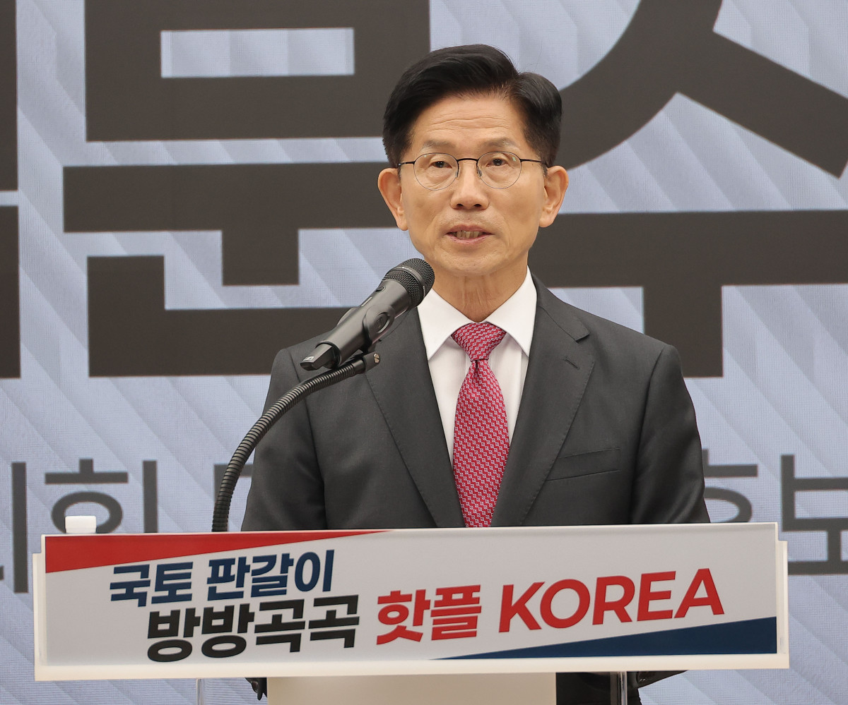 ▲김문수 국민의힘 대선 후보가 27일 서울 여의도 국민의힘 중앙당사에서 국토 발전 관련 공약발표 기자회견을 하고 있다. (사진제공=뉴시스)