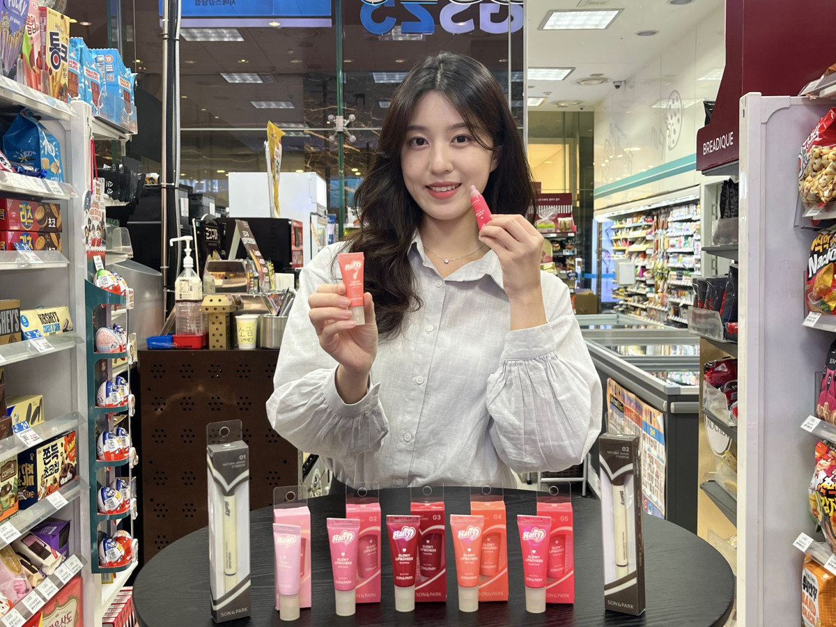 ▲모델이 편의점 GS25에서 손앤박 하티(HATTY) 색조 화장품을 소개하고 있다. (사진제공=GS리테일)