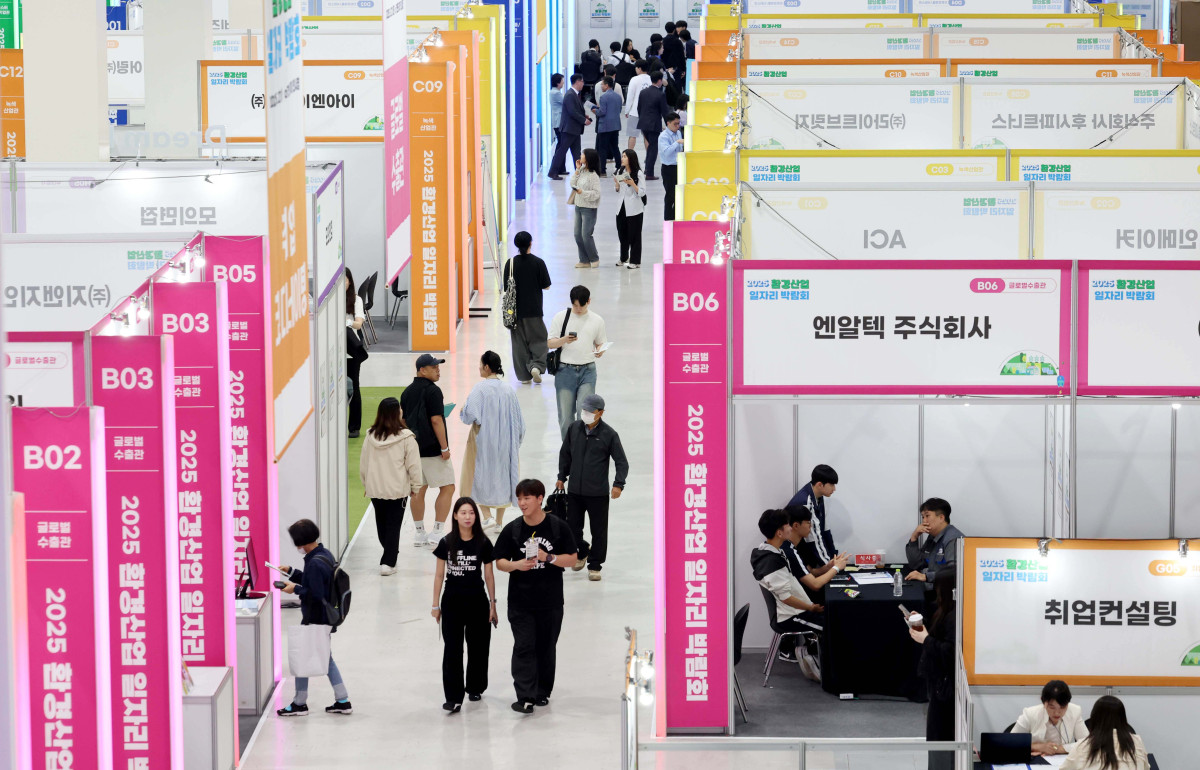 ▲27일 서울 서초구 aT센터에서 열린 ‘2025 환경산업 일자리 박람회’ 행사장이 구직자들로 붐비고 있다. 환경산업 일자리 박람회는 우수 환경 기업과 구직자들이 현장에서 만날 수 있는 자리로 올해는 환경분야 우수기업, 공공기관, 협회 등 65곳이 참가했다. 박람회 내 채용관에선 취업으로 연계되는 현장 면접과 기업·기관 직무 정보에 대한 현직자의 멘토링도 운영됐다. 신태현 기자 holjjak@