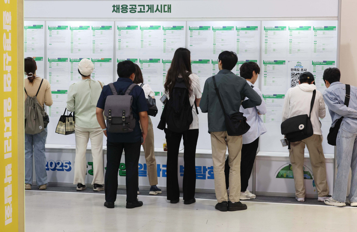 ▲27일 서울 서초구 aT센터에서 열린 ‘2025 환경산업 일자리 박람회’에서 구직자들이 채용공고게시대를 살펴보고 있다. 환경산업 일자리 박람회는 우수 환경 기업과 구직자들이 현장에서 만날 수 있는 자리로 올해는 환경분야 우수기업, 공공기관, 협회 등 65곳이 참가했다. 박람회 내 채용관에선 취업으로 연계되는 현장 면접과 기업·기관 직무 정보에 대한 현직자의 멘토링도 운영됐다. 신태현 기자 holjjak@