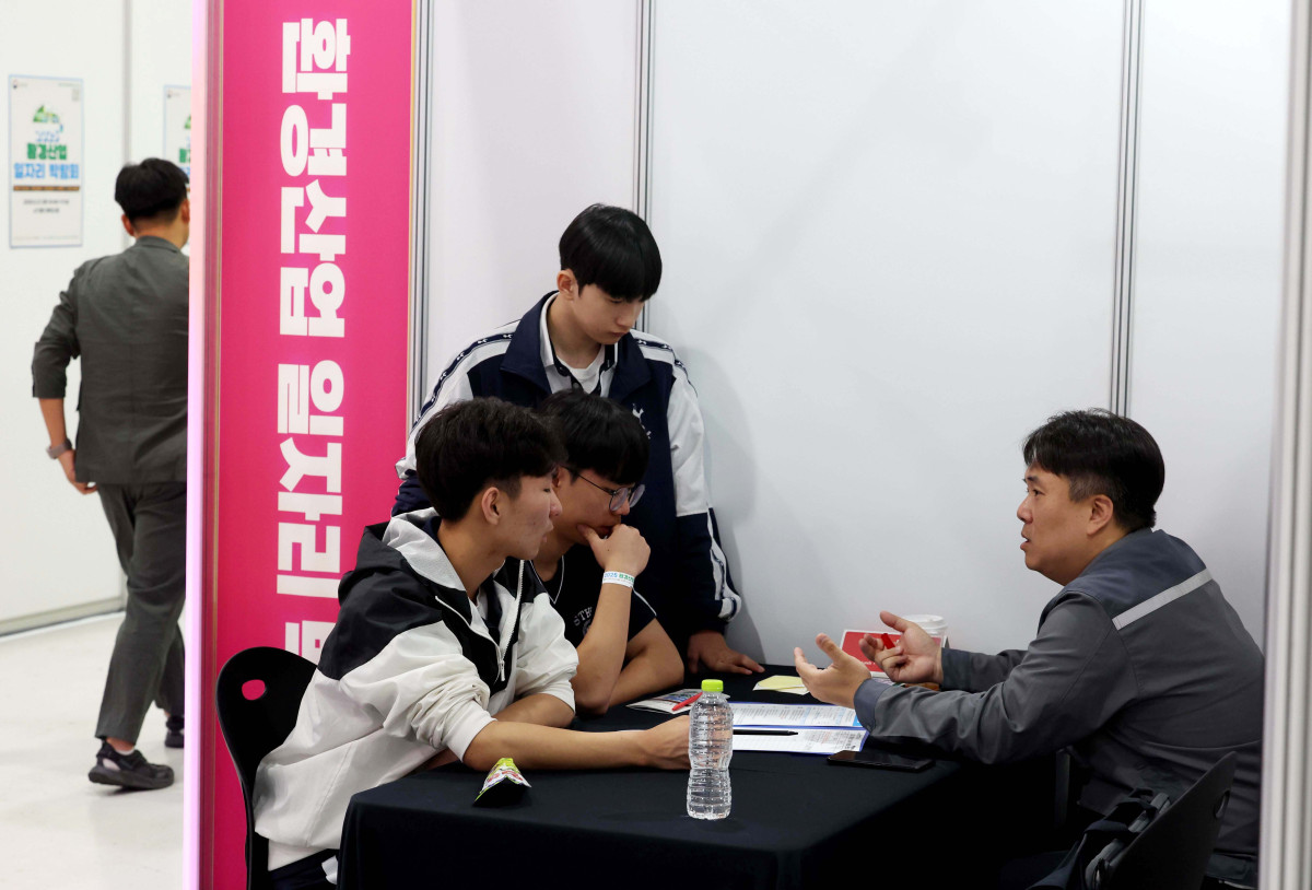 ▲27일 서울 서초구 aT센터에서 열린 ‘2025 환경산업 일자리 박람회’에서 구직자들이 채용상담을 하고있다. 환경산업 일자리 박람회는 우수 환경 기업과 구직자들이 현장에서 만날 수 있는 자리로 올해는 환경분야 우수기업, 공공기관, 협회 등 65곳이 참가했다. 박람회 내 채용관에선 취업으로 연계되는 현장 면접과 기업·기관 직무 정보에 대한 현직자의 멘토링도 운영됐다. 신태현 기자 holjjak@