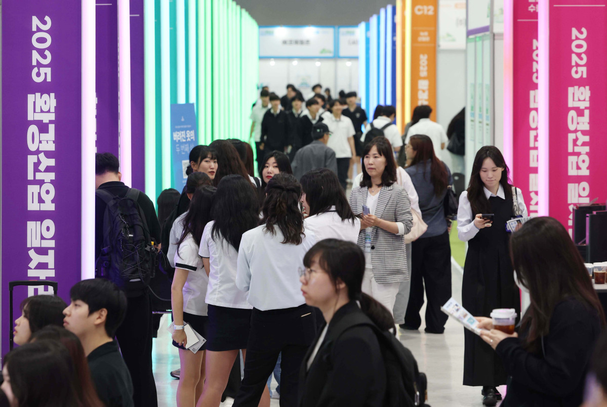 ▲27일 서울 서초구 aT센터에서 열린 ‘2025 환경산업 일자리 박람회’ 행사장이 구직자들로 붐비고 있다. 환경산업 일자리 박람회는 우수 환경 기업과 구직자들이 현장에서 만날 수 있는 자리로 올해는 환경분야 우수기업, 공공기관, 협회 등 65곳이 참가했다. 박람회 내 채용관에선 취업으로 연계되는 현장 면접과 기업·기관 직무 정보에 대한 현직자의 멘토링도 운영됐다. 신태현 기자 holjjak@