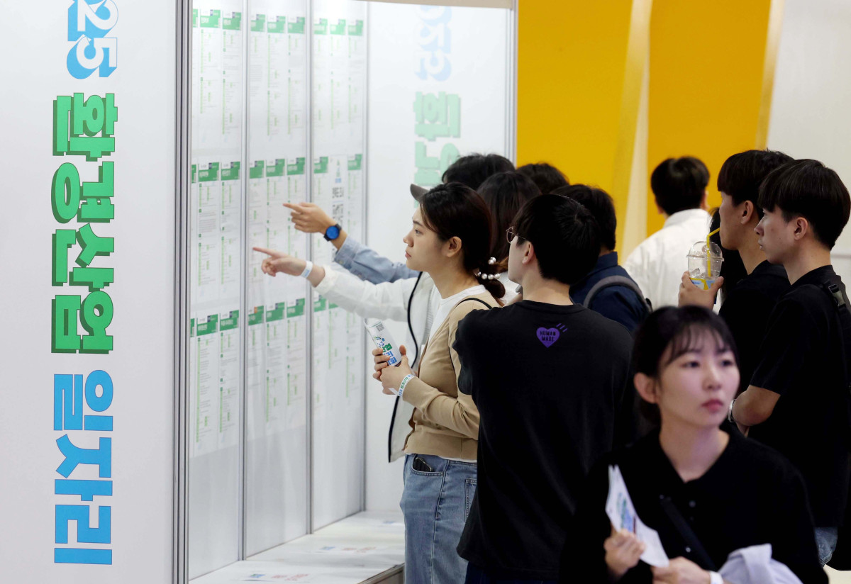 ▲27일 서울 서초구 aT센터에서 열린 ‘2025 환경산업 일자리 박람회’에서 구직자들이 채용공고게시대를 살펴보고 있다. 환경산업 일자리 박람회는 우수 환경 기업과 구직자들이 현장에서 만날 수 있는 자리로 올해는 환경분야 우수기업, 공공기관, 협회 등 65곳이 참가했다. 박람회 내 채용관에선 취업으로 연계되는 현장 면접과 기업·기관 직무 정보에 대한 현직자의 멘토링도 운영됐다. 신태현 기자 holjjak@