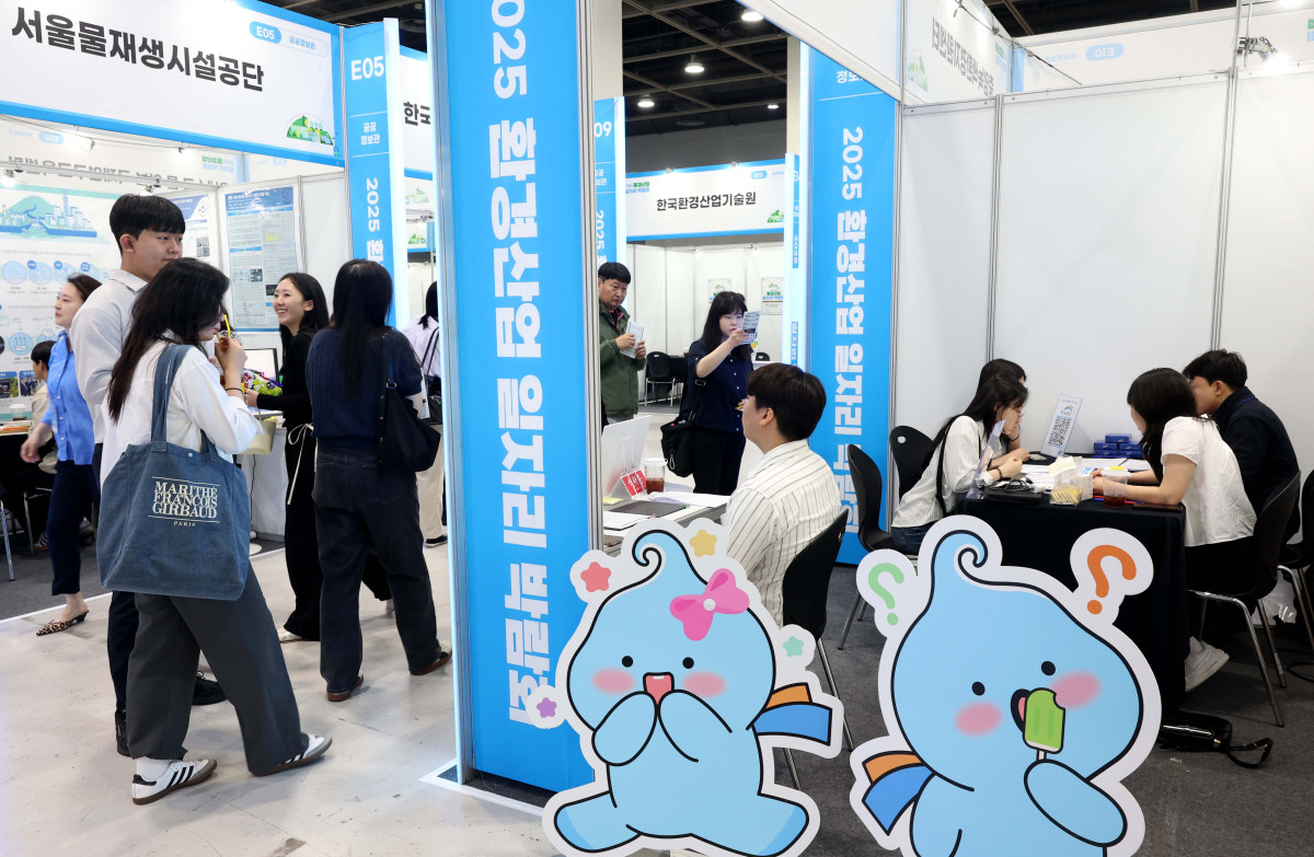 ▲27일 서울 서초구 aT센터에서 열린 ‘2025 환경산업 일자리 박람회’에서 구직자들이 채용상담을 하고있다. 환경산업 일자리 박람회는 우수 환경 기업과 구직자들이 현장에서 만날 수 있는 자리로 올해는 환경분야 우수기업, 공공기관, 협회 등 65곳이 참가했다. 박람회 내 채용관에선 취업으로 연계되는 현장 면접과 기업·기관 직무 정보에 대한 현직자의 멘토링도 운영됐다. 신태현 기자 holjjak@