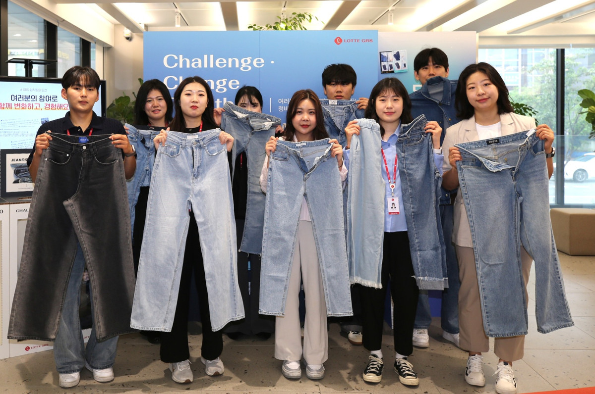 ▲ 참여형 캠페인에 동참해 청바지를 기부한롯데GRS 직원들이 기념사진을 찍고 있다.  (사진제공=롯데GRS)