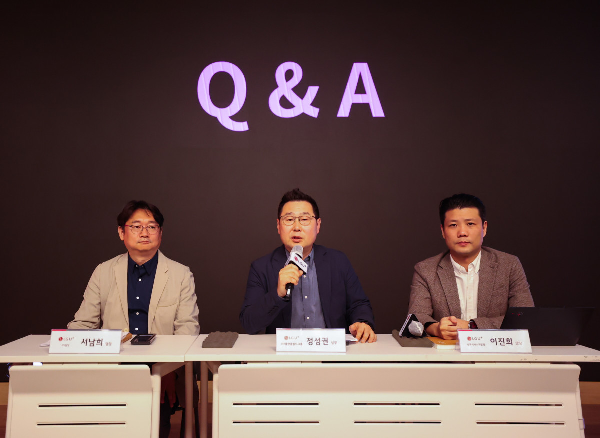 ▲ LG유플러스가 27일 용산 사옥에서 진행한 AI 상담 어드바이저 설명회에서 질의 응답을 받고 있다. 왼쪽부터 서남희 CV담당, 정성권 IT/플랫폼빌드그룹장, 이진희 신규서비스개발랩장. (사진제공=LG유플러스)