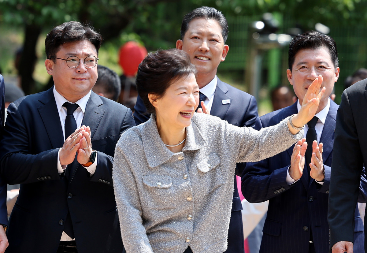 ▲박근혜 전 대통령이 27일 경북 구미시 상모동 박정희 전 대통령 생가를 방문하고 있다. 2025.05.27.  (뉴시스)