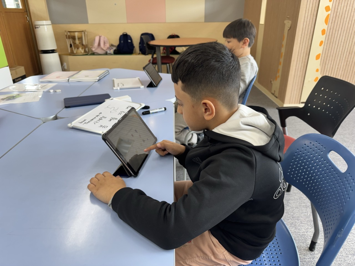 ▲2024년 한국어 교육 지원 사업 중 한 학생이 온라인 학습자료로 자습하고 있다. (서울시교육청)