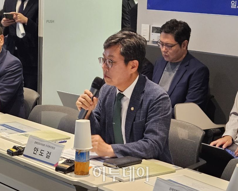 ▲안도걸 경제성장위원회 수석부위원장이 '스테이블코인 활성화 및 디지털자산 이용자 보호' 정책 간담회에서 인사말을 전하고 있다. (박정호 기자 godot@)