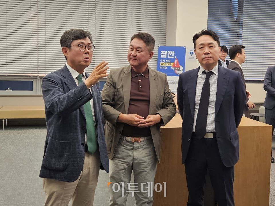 ▲사진 왼쪽부터 안도걸 경제성장위원회 수석부위원장, 이석우 두나무 대표, 문철우 금융혁신위분과 위원장이 업비트 라운지에서 이야기를 나누고 있다. (박정호 기자 godot@)