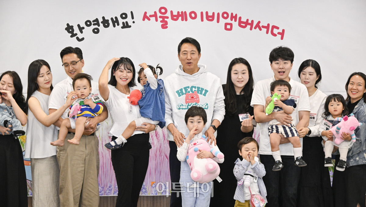 ▲오세훈(오른쪽 다섯 번째) 서울시장이 27일 서울 중구 서울시청에서 열린 서울 베이비앰버서더 오찬 간담회에서 베이비 앰버서더들과 기념촬영을 하고 있다. 조현호 기자 hyunho@