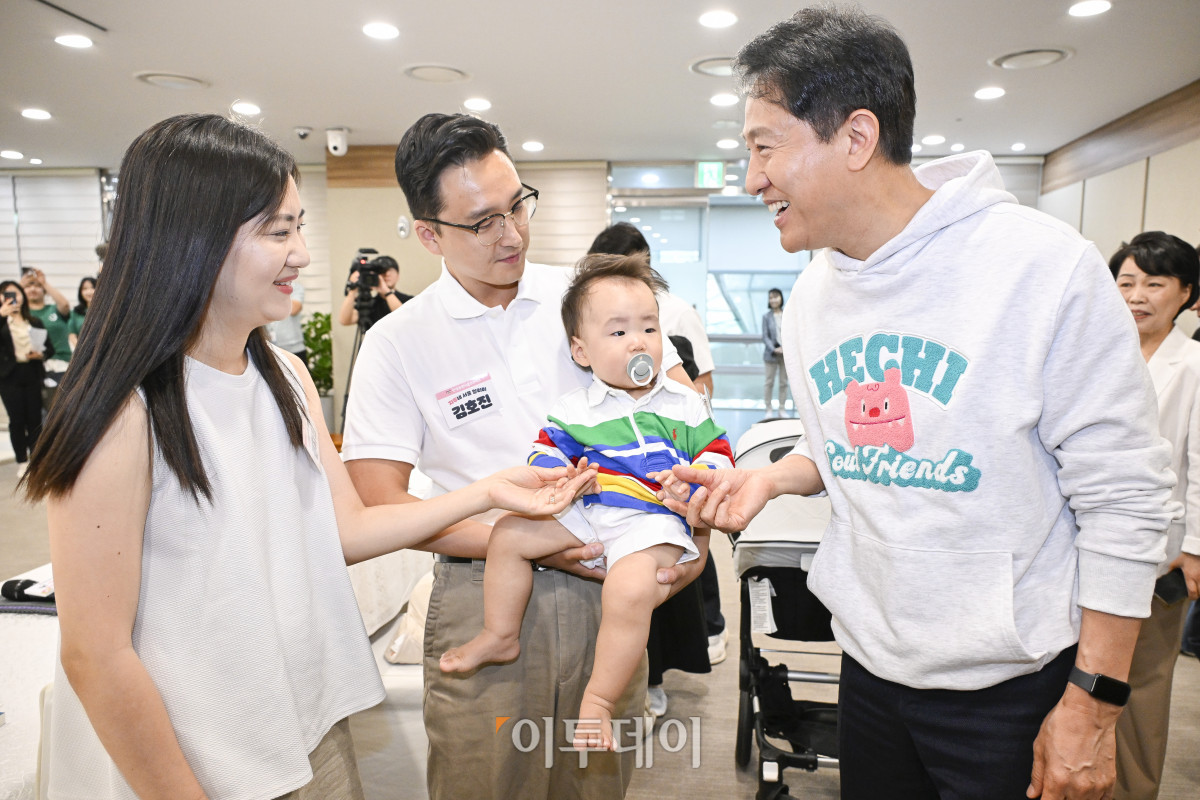 ▲오세훈(오른쪽) 서울시장이 27일 서울 중구 서울시청에서 열린 서울 베이비앰버서더 오찬 간담회에 참석하며 참석자들과 인사를 하고 있다. 조현호 기자 hyunho@