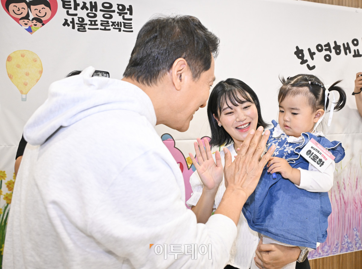 ▲오세훈(왼쪽) 서울시장이 27일 서울 중구 서울시청에서 열린 서울 베이비앰버서더 오찬 간담회에 참석하며 어린이와 인사를 하고 있다. 조현호 기자 hyunho@