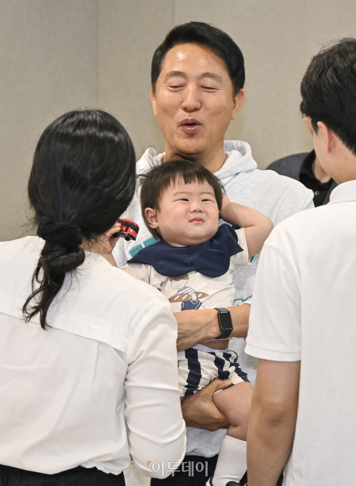 ▲오세훈 서울시장이 27일 서울 중구 서울시청에서 열린 서울 베이비앰버서더 오찬 간담회에 참석하며 참석자들과 인사를 하고 있다. 조현호 기자 hyunho@