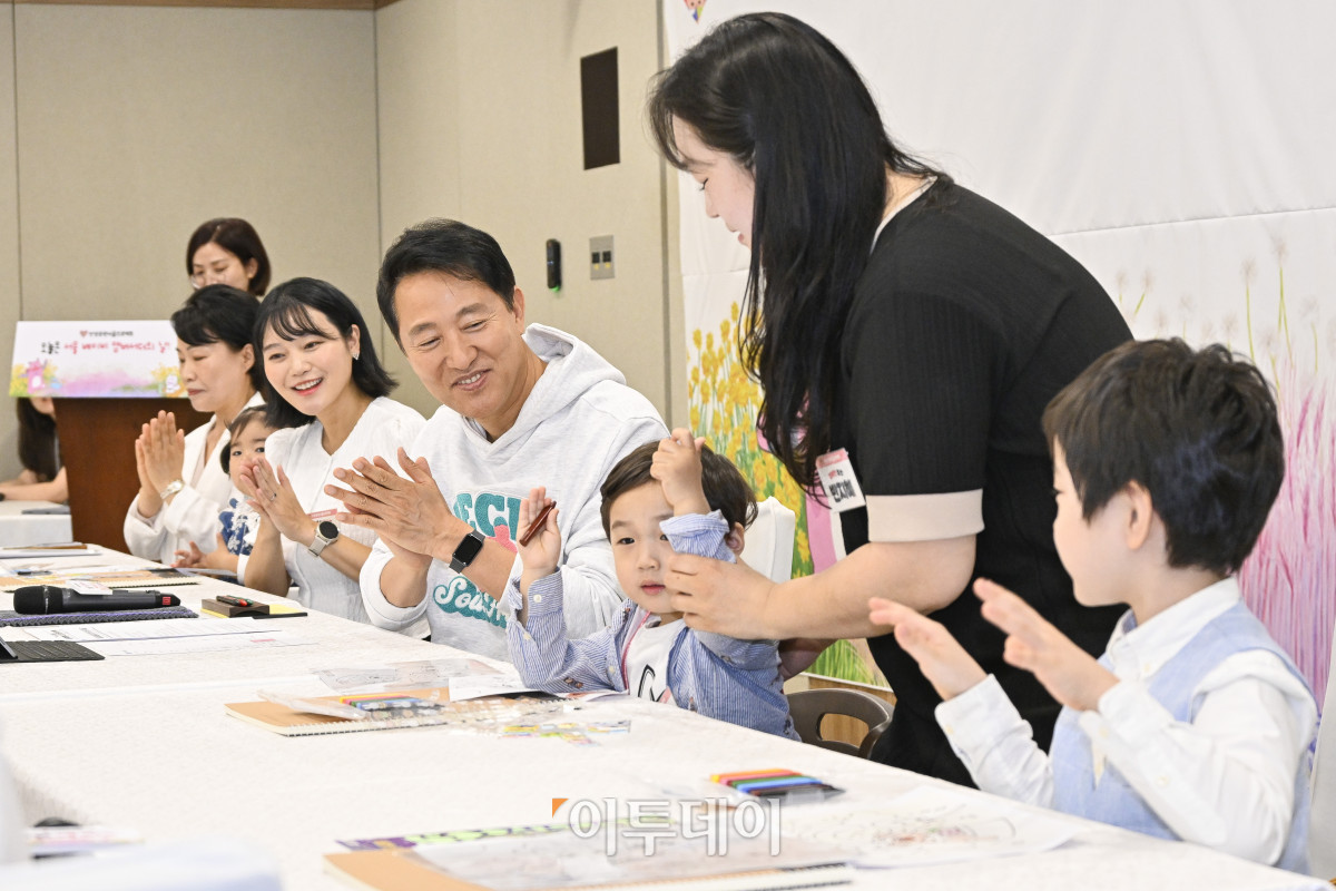 ▲오세훈 서울시장이 27일 서울 중구 서울시청에서 열린 서울 베이비앰버서더 오찬 간담회에서 박수를 치고 있다. 조현호 기자 hyunho@