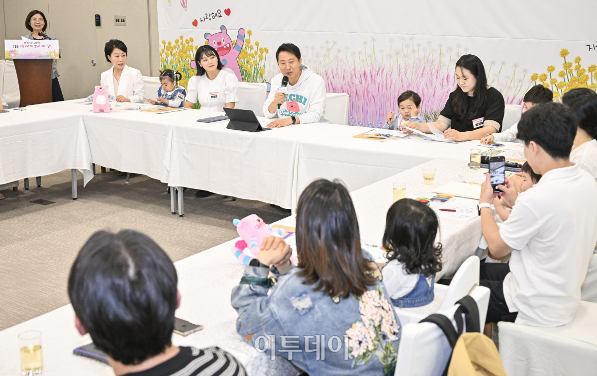 ▲오세훈 서울시장이 27일 서울 중구 서울시청에서 열린 서울 베이비앰버서더 오찬 간담회에서 인사말을 하고 있다. 조현호 기자 hyunho@