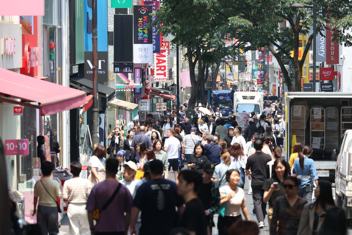 ▲경제 상황에 대한 소비자 인식을 나타내는 소비자심리지수가 4년여 만에 큰 폭으로 올랐다. 미국의 상호 관세 유예와 새 정부 출범 기대감 등이 반영됐다는 해석이 나온다. 27일 한국은행의 ‘소비자동향조사’에 따르면 5월 소비자심리지수(CCSI)는 101.8로 4월(93.8)보다 8.0포인트 올랐다. 지난해 12월 100 아래로 떨어졌던 소비자심리지수가 7개월 만에 비상계엄 이전 수준으로 복귀한 것이며, 코로나19 시기인 2020년 10월 이후 가장 큰 상승폭이다. 소비자심리지수는 100을 기준으로, 100보다 높으면 낙관적 100보다 낮으면 비관적인 심리상태를 의미한다. 이날 서울 명동 거리가 시민들과 외국인 관광객으로 붐비고 있다. 신태현 기자 holjjak@