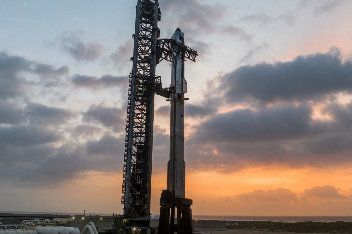 ▲미국 텍사스주 남단 보카치카의 로켓 발사대에 26일(현지시간) 스타십이 세워져 있다. 보카치카(미국)/UPI연합뉴스