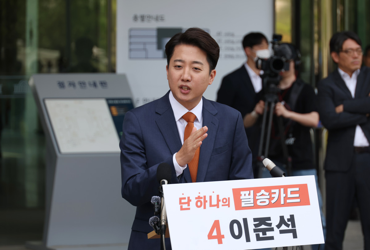 ▲이준석 개혁신당 대선 후보가 27일 서울 여의도 국회 소통관 앞에서 단일화 관련 기자회견을 하고 있다. (사진제공=뉴시스)