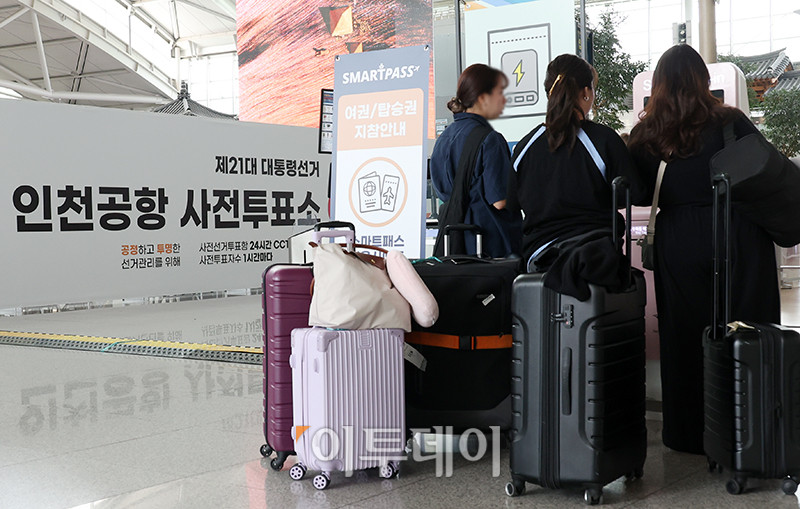 ▲제21대 대통령 선거 사전투표를 이틀 앞둔 27일 인천국제공항 제1터미널 출국장 G체크인 카운터 앞에 사전투표소가 설치돼 있다. 사전투표는 이달 29~30일 전국 3569개 투표소에서 치러진다. 중앙선거관리위원회는 사전투표함 CCTV 24시간 공개·투표지 수검표 등 투명성 제고 방안을 유지하고, 이번 사전투표 기간부터 각 투표소의 투표자 수를 1시간 단위로 공개하기로 했다. 고이란 기자 photoeran@