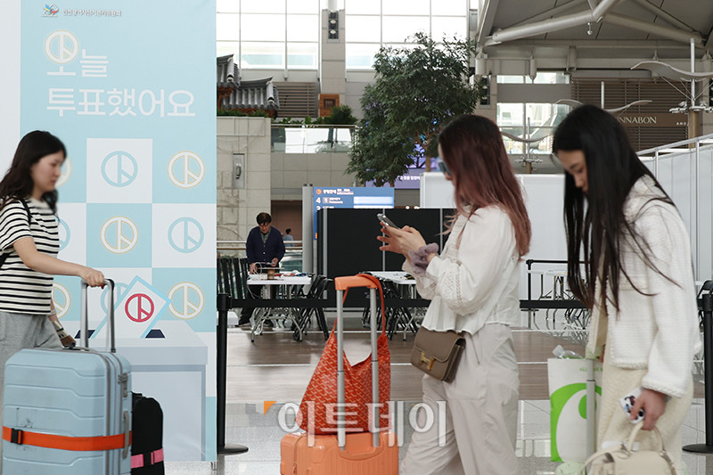 ▲제21대 대통령 선거 사전투표를 이틀 앞둔 27일 인천국제공항 제1터미널 출국장 G체크인 카운터 앞에 사전투표소가 설치돼 있다. 사전투표는 이달 29~30일 전국 3569개 투표소에서 치러진다. 중앙선거관리위원회는 사전투표함 CCTV 24시간 공개·투표지 수검표 등 투명성 제고 방안을 유지하고, 이번 사전투표 기간부터 각 투표소의 투표자 수를 1시간 단위로 공개하기로 했다. 고이란 기자 photoeran@