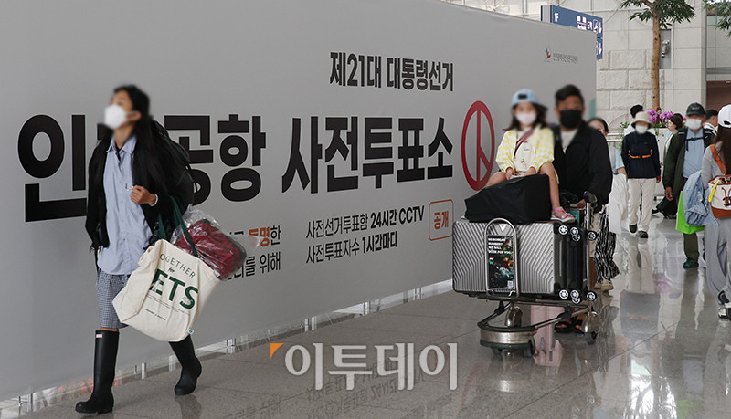▲제21대 대통령 선거 사전투표를 이틀 앞둔 27일 인천국제공항 제1터미널 출국장 G체크인 카운터 앞에 사전투표소가 설치돼 있다. 사전투표는 이달 29~30일 전국 3569개 투표소에서 치러진다. 중앙선거관리위원회는 사전투표함 CCTV 24시간 공개·투표지 수검표 등 투명성 제고 방안을 유지하고, 이번 사전투표 기간부터 각 투표소의 투표자 수를 1시간 단위로 공개하기로 했다. (고이란 기자 photoeran@)