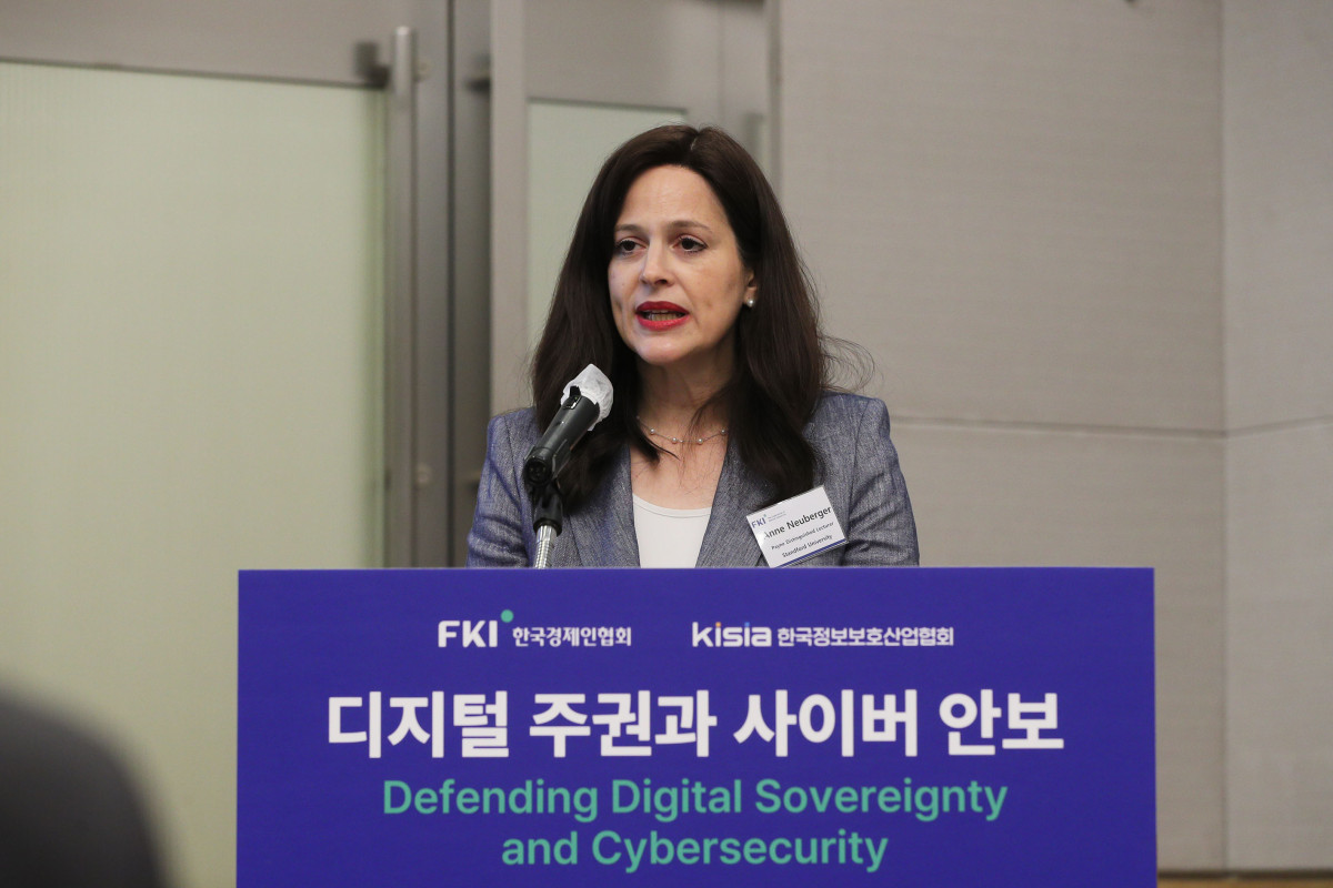 ▲앤 뉴버거 스탠퍼드대학교 교수가 27일 서울 여의도 FKI타워 컨퍼런스센터에서 열린 'AI 시대의 디지털 주권과 사이버 안보' 세미나에서 주제발표를 하고 있다. (한경협)