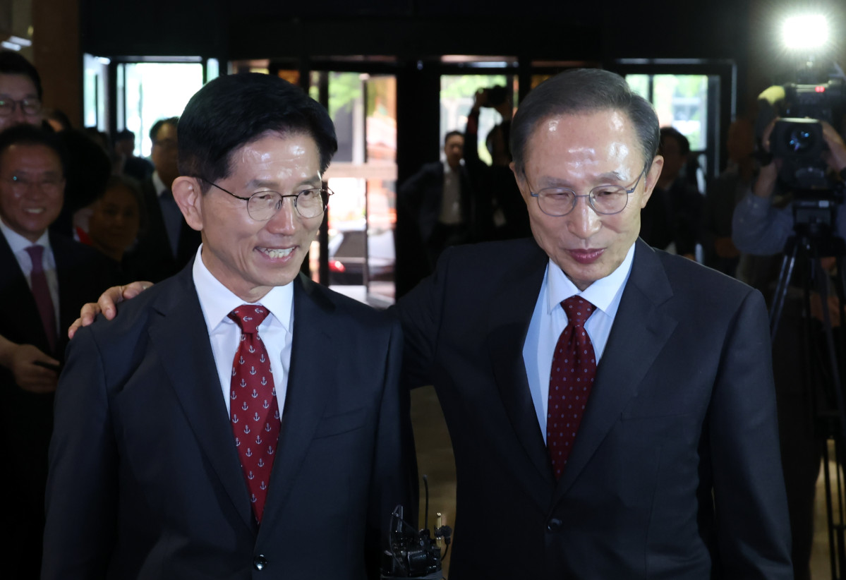 ▲김문수 국민의힘 대선 후보와 이명박 전 대통령이 27일 서울 여의도 켄싱턴 호텔 로비에서 오찬 전 대화를 하고 있다. 2025.05.27.  (뉴시스)