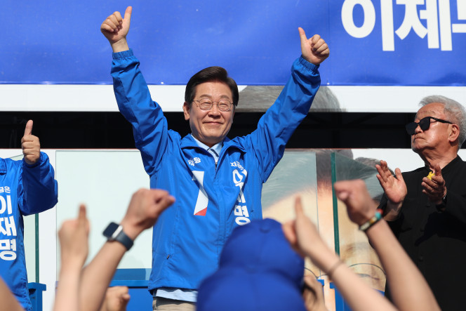 ▲더불어민주당 이재명 대선 후보가 26일 경기 남양주시 평내호평역 광장에서 열린 유세에서 엄지손가락을 치켜들고서 시민들에게 지지를 호소하고 있다. 2025.5.26. (연합뉴스)