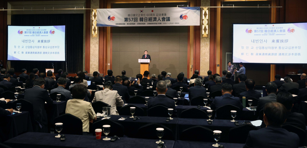 ▲정인교 산업통상자원부 통상교섭본부장이 27일 서울 중구 롯데호텔에서 열린 ‘제57회 한일경제인회의’에서 인사말을 하고 있다. 신태현 기자 holjjak@