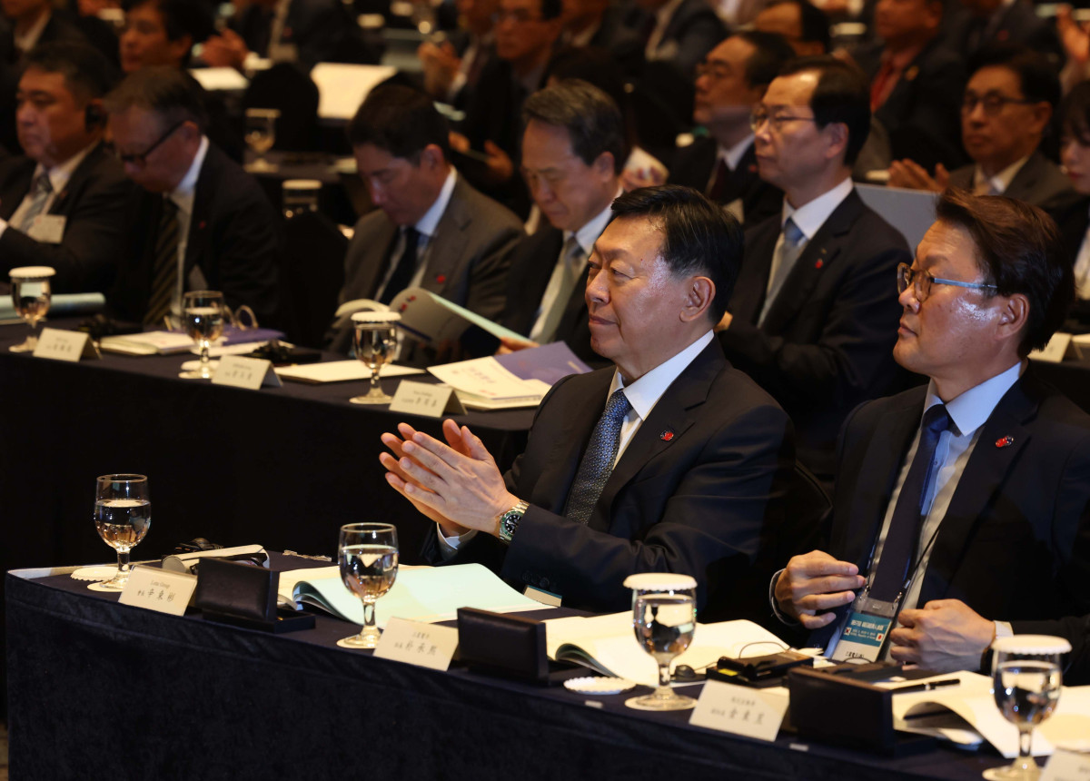 ▲신동빈 롯데그룹 회장이 27일 서울 중구 롯데호텔에서 열린 ‘제57회 한일경제인회의’에서 박수를 치고 있다. 신태현 기자 holjjak@