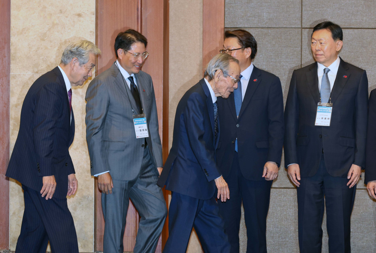 ▲조현준(왼쪽 두번째) 효성그룹 회장이 27일 서울 중구 롯데호텔에서 열린 ‘제57회 한일경제인회의’에서 기념촬영을 위해 단상으로 향하고 있다. 오른쪽은 신동빈 롯데그룹 회장. 신태현 기자 holjjak@