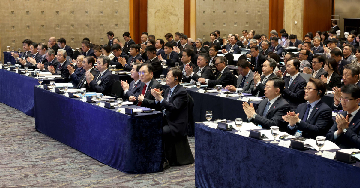 ▲27일 서울 중구 롯데호텔에서 열린 ‘제57회 한일경제인회의’에서 내빈들이 박수를 치고 있다. 신태현 기자 holjjak@