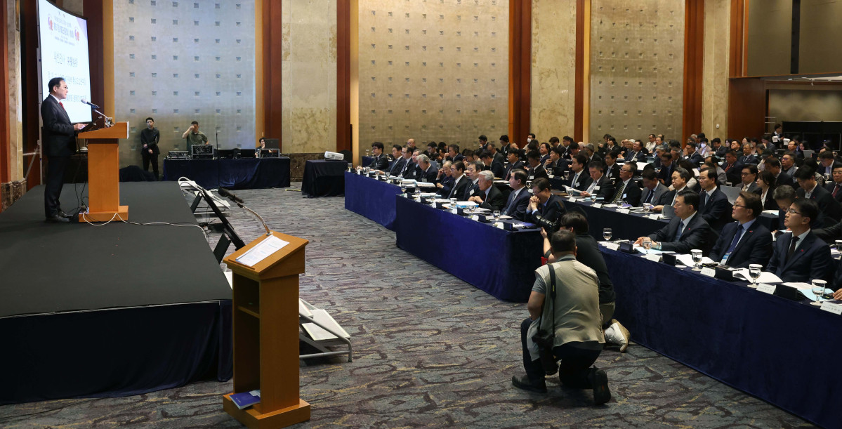 ▲정인교 산업통상자원부 통상교섭본부장이 27일 서울 중구 롯데호텔에서 열린 ‘제57회 한일경제인회의’에서 인사말을 하고 있다. 신태현 기자 holjjak@