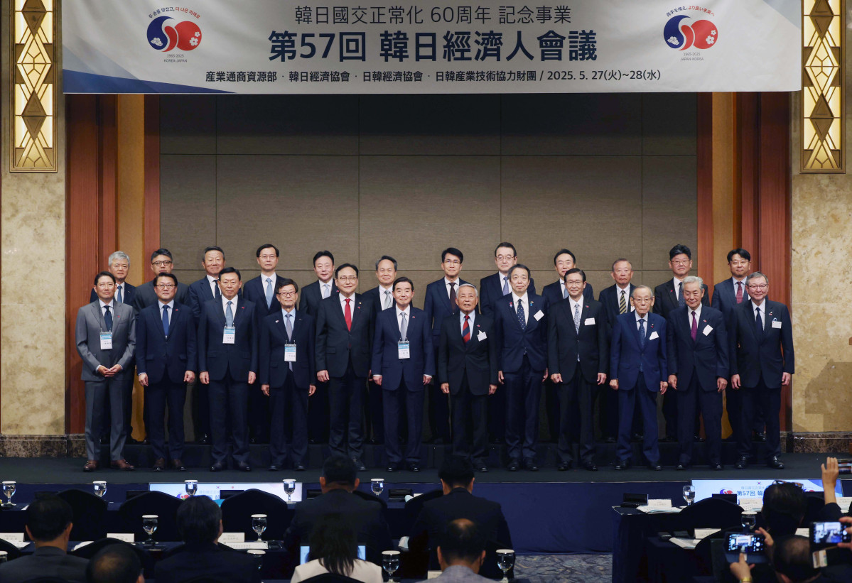 ▲27일 서울 중구 롯데호텔에서 열린 ‘제57회 한일경제인회의’에서 내빈들이 기념촬영을 하고 있다. 조현준(앞줄 왼쪽부터) 효성그룹 회장, 박승희 삼성전자 사장, 신동빈 롯데그룹 회장, 윤진식 한국무역협회 회장, 정인교 산업통상자원부 통상교섭본부장, 김윤 한일경제협회 회장, 아소 유타카 일한경제협회 부회장, 미즈시마 코이치 주한일본대사, 코지 아키요시 아사히그룹홀딩스 회장, 우에다 카츠히로 오오가키정공 회장, 이미즈 하루히로 일간공업신문사 사장, 나루세 마사하루 호텔 오쿠라도쿄 회장, 이인호(뒷줄 왼쪽부터) 한국무역협회 부회장, 김종서 한화오션 사장, 이주태 포스코 사장, 최윤 OK금융그룹 회장, 이휘령 세아제강 부회장, 진옥동 신한금융지주회사 회장, 김동욱 현대자동차 부사장, 가타오카 토모히코 도레이인터내셔널 사장, 쿠로이시 쿠니노리 마루베니 고문, 고레나가 카즈오 일한경제협회 고문, 고토 카츠야 전일본공수 이사, 마츠우라 테츠야 한국미쓰비시상사 사장. 신태현 기자 holjjak@