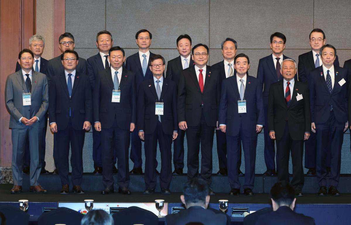 ▲27일 서울 중구 롯데호텔에서 열린 ‘제57회 한일경제인회의’에서 내빈들이 기념촬영을 하고 있다. 조현준(앞줄 왼쪽부터) 효성그룹 회장, 박승희 삼성전자 사장, 신동빈 롯데그룹 회장, 윤진식 한국무역협회 회장, 정인교 산업통상자원부 통상교섭본부장, 김윤 한일경제협회 회장, 아소 유타카 일한경제협회 부회장, 미즈시마 코이치 주한일본대사, 이인호(뒷줄 왼쪽부터) 한국무역협회 부회장, 김종서 한화오션 사장, 이주태 포스코 사장, 최윤 OK금융그룹 회장, 이휘령 세아제강 부회장, 진옥동 신한금융지주회사 회장, 김동욱 현대자동차 부사장, 가타오카 토모히코 도레이인터내셔널 사장. 신태현 기자 holjjak@
