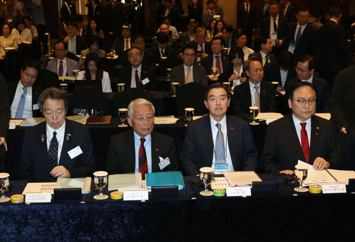 ▲미즈시마 코이치(왼쪽부터) 주한일본대사, 아소 유타카 일한경제협회 부회장, 김윤 한일경제협회 회장, 정인교 산업통상자원부 통상교섭본부장이 27일 서울 중구 롯데호텔에서 열린 ‘제57회 한일경제인회의’에 참석해 있다. 신태현 기자 holjjak@