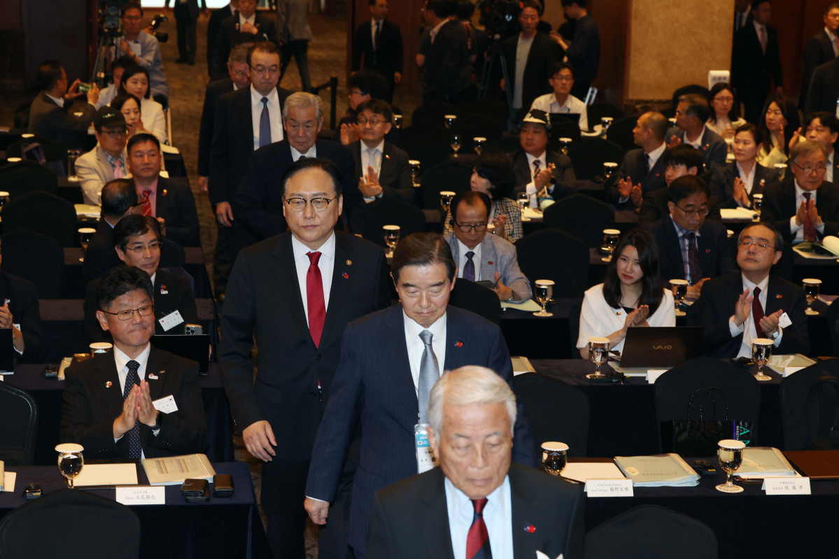 ▲정인교 산업통상자원부 통상교섭본부장, 김윤 한일경제협회 회장, 아소 유타카 일한경제협회 부회장 등이 27일 서울 중구 롯데호텔에서 열린 ‘제57회 한일경제인회의’에 참석하고 있다. 신태현 기자 holjjak@