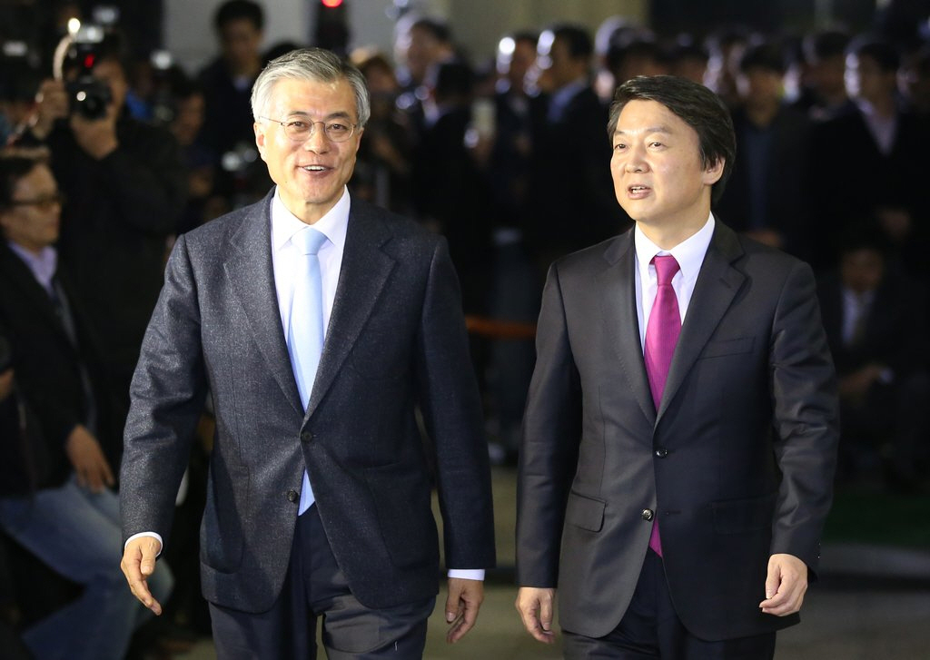 ▲2012년 11월 문재인 민주통합당 후보와 안철수 무소속 후보가 서울 백범기념관에서 야권 후보 단일화 논의를 한 뒤 밝은 표정으로 다오고 있다. (연합뉴스)