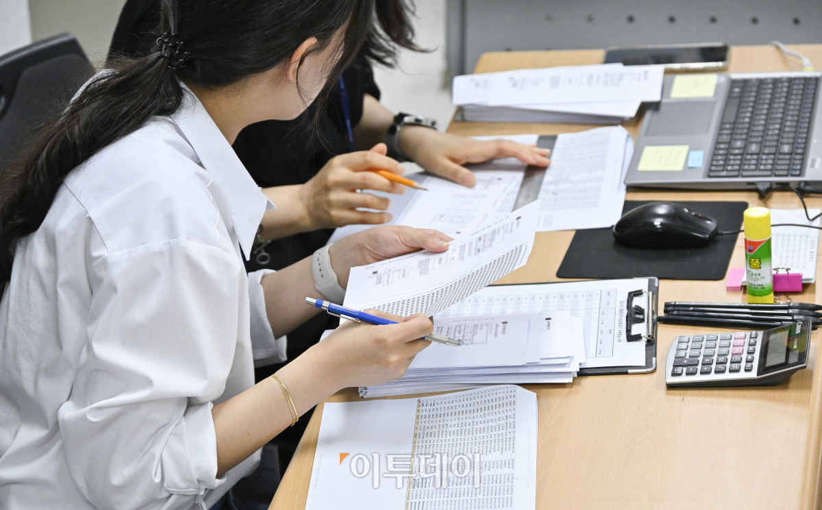 ▲제21대 대통령선거 선상투표 기간(26일~29일)인 27일 서울 종로구 서울특별시선거관리위원회에서 선관위 직원들이 망망대해에 있는 선박의 선원들이 투표한 후 (전자)팩시밀리를 이용해 전송한 투표지를 접수하고 있다. 선상투표에는 대한민국 국민이 선장을 맡고 있는 원양어선, 외항 여객선 등에 승선 중인 서울지역 선거인 246명(전국 3051명)이 참여한다. 선관위는 기표된 부분이 봉합 상태로 수신되는 '쉴드팩스'로 투표지를 수신한 뒤 투표자의 주민등록지 관할 구선관위에 등기 우편을 보내고 구선관위는 이를 선거일까지 우편투표함에 보관 후 선거일에 개표소에서 개표한다. 조현호 기자 hyunho@