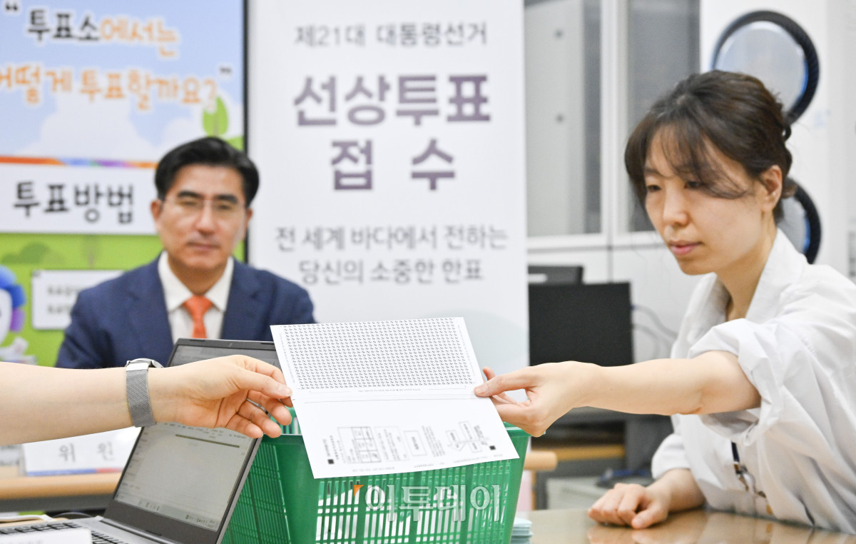 ▲제21대 대통령선거 선상투표 기간(26일~29일)인 27일 서울 종로구 서울특별시선거관리위원회에서 선관위 직원들이 망망대해에 있는 선박의 선원들이 투표한 후 (전자)팩시밀리를 이용해 전송한 투표지를 접수하고 있다. 선상투표에는 대한민국 국민이 선장을 맡고 있는 원양어선, 외항 여객선 등에 승선 중인 서울지역 선거인 246명(전국 3051명)이 참여한다. 선관위는 기표된 부분이 봉합 상태로 수신되는 '쉴드팩스'로 투표지를 수신한 뒤 투표자의 주민등록지 관할 구선관위에 등기 우편을 보내고 구선관위는 이를 선거일까지 우편투표함에 보관 후 선거일에 개표소에서 개표한다. 조현호 기자 hyunho@