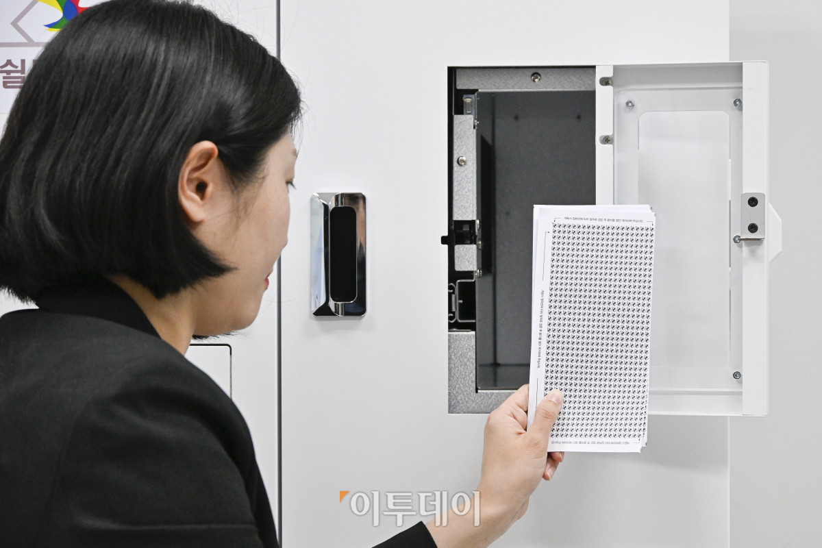 ▲제21대 대통령선거 선상투표 기간(26일~29일)인 27일 서울 종로구 서울특별시선거관리위원회에서 선관위 직원이 망망대해에 있는 선박의 선원들이 투표한 후 (전자)팩시밀리를 이용해 전송한 투표지를 쉴드팩스를 통해 출력받고 있다. 선상투표에는 대한민국 국민이 선장을 맡고 있는 원양어선, 외항 여객선 등에 승선 중인 서울지역 선거인 246명(전국 3051명)이 참여한다. 선관위는 기표된 부분이 봉합 상태로 수신되는 '쉴드팩스'로 투표지를 수신한 뒤 투표자의 주민등록지 관할 구선관위에 등기 우편을 보내고 구선관위는 이를 선거일까지 우편투표함에 보관 후 선거일에 개표소에서 개표한다. 조현호 기자 hyunho@