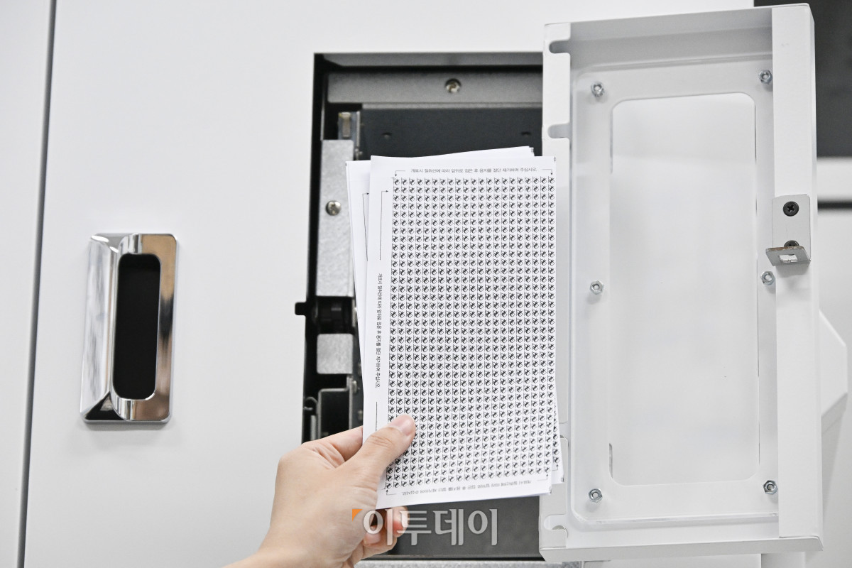 ▲제21대 대통령선거 선상투표 기간(26일~29일)인 27일 서울 종로구 서울특별시선거관리위원회에서 선관위 직원이 망망대해에 있는 선박의 선원들이 투표한 후 (전자)팩시밀리를 이용해 전송한 투표지를 쉴드팩스를 통해 출력받고 있다. 선상투표에는 대한민국 국민이 선장을 맡고 있는 원양어선, 외항 여객선 등에 승선 중인 서울지역 선거인 246명(전국 3051명)이 참여한다. 선관위는 기표된 부분이 봉합 상태로 수신되는 '쉴드팩스'로 투표지를 수신한 뒤 투표자의 주민등록지 관할 구선관위에 등기 우편을 보내고 구선관위는 이를 선거일까지 우편투표함에 보관 후 선거일에 개표소에서 개표한다. 조현호 기자 hyunho@